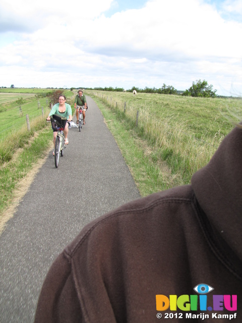 SX24453 Jenni and Tom biking to Zierikzee